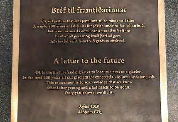 アイスランドの氷河の消失で設置、「未来への手紙」の銘板（2019年8月）